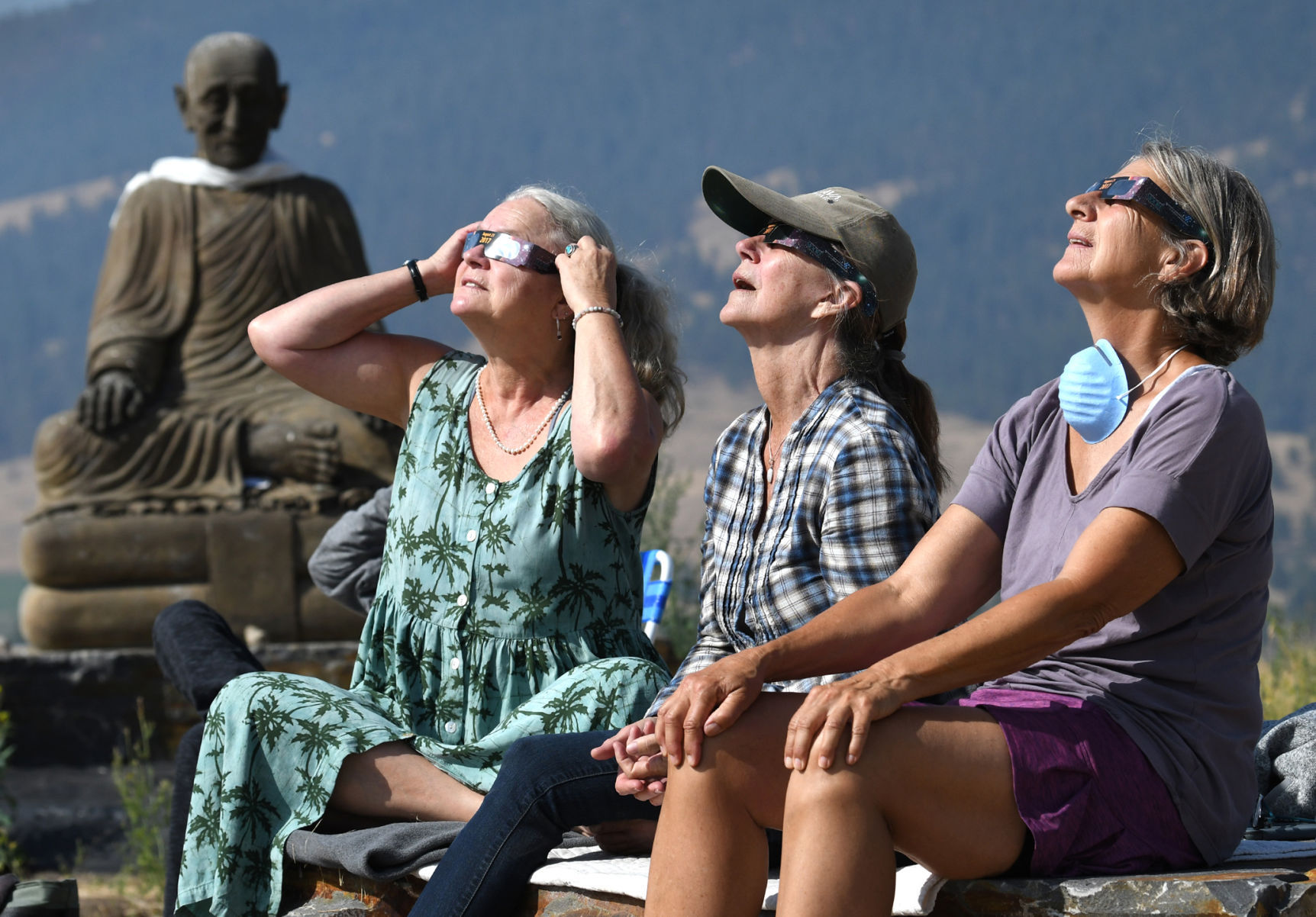 082217 eclipse buddhist3 kw.jpg